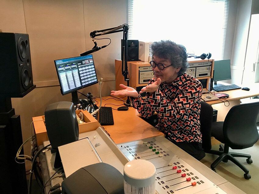 ラジオ局でパーソナリティーに向かってキューを出す涌井さん（写真：涌井さん提供）