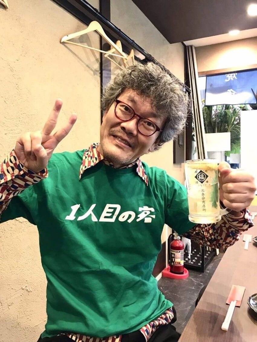 2024年11月11日、15時にオープンした寿司酒場「丸福」三条店の1人目の客になった涌井さん。Tシャツは知り合いから「『1人目の客』って書いたTシャツを着て行ったら面白いんじゃないか」と提案され、自作した（写真：涌井さん提供）