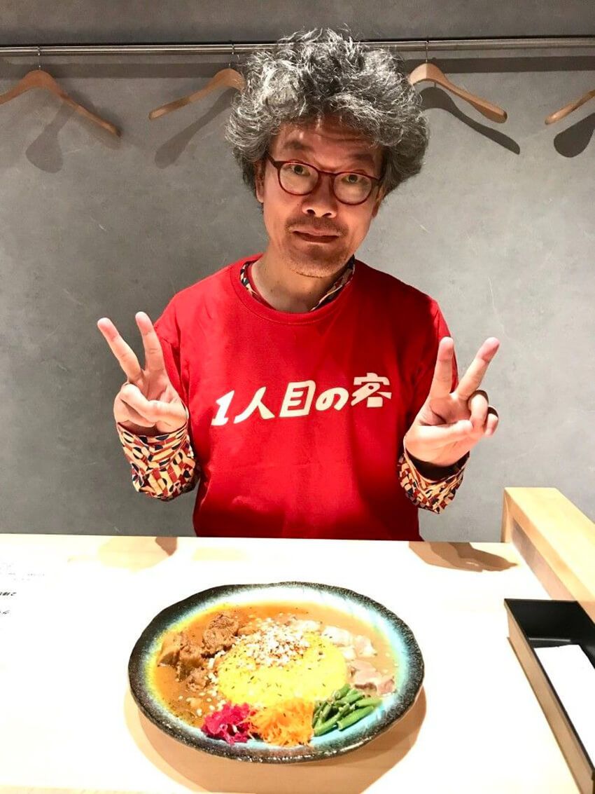 2024年11月11日12時、「キョウハスパイス」の1人目の客になった涌井さん。「入り口扉のガラス越しに私を見つけた店主さんが出てきてくださり、『オープンまでもうちょっとお待ちくださいね』と声を掛けてくださいました。もうこの時点で『いい店』確定です」（ブログより）（写真：涌井さん提供）