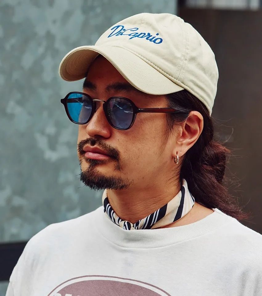 Tシャツ1枚でお洒落に見せる簡単テクをおさらい。夏コーデに欠かせないポイントをスナップから - 1枚目の画像