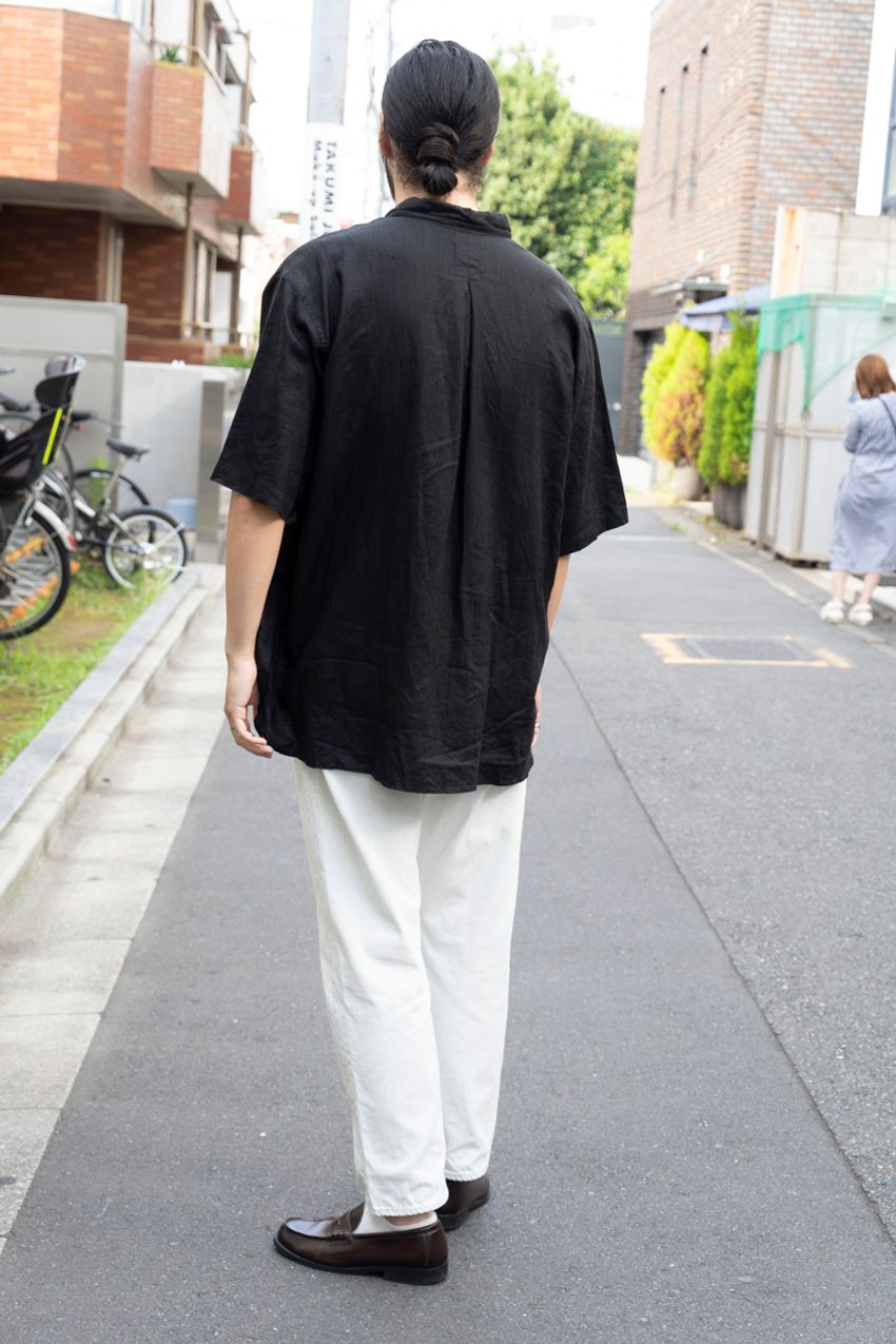 シャツ×デニムの王道コーデに“ひと工夫”加えるなら？ 街の着こなしテクを拝見！ - 9枚目の画像