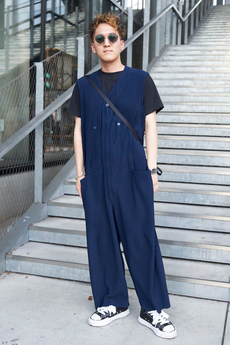 サロペット、バッグ＝ともにイッセイミヤケ