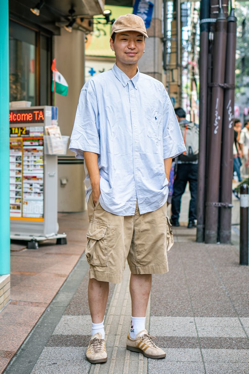 シャツ、パンツ=ともにポロラルフローレン シューズ=アディダス 帽子=グローバルワーク ピアス=不明 ブレスレット=古着 リング=ポイントレスジャーニー