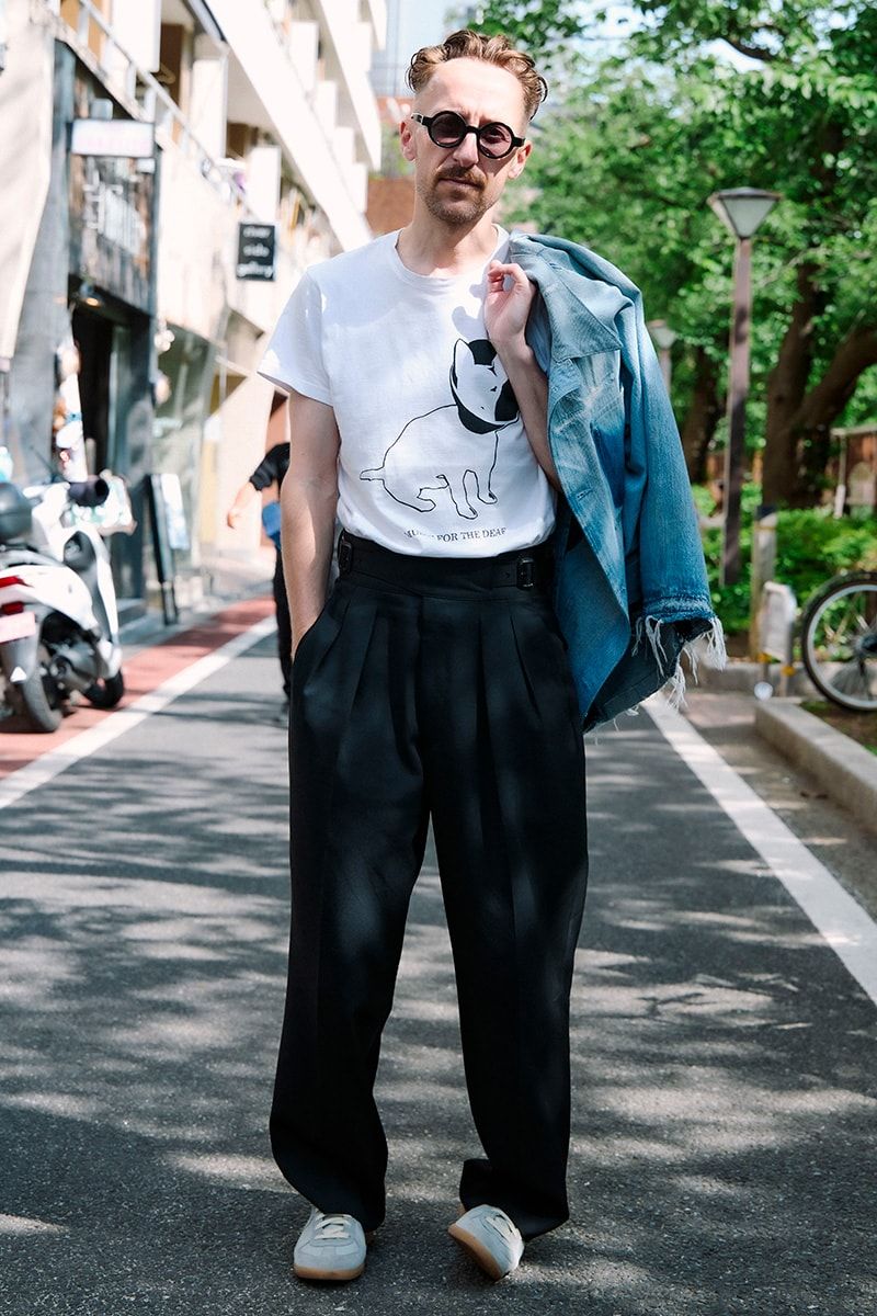 ジャケット＝ONE O FIVE　Tシャツ＝MUSIC FOR THE DEAF　パンツ＝ザリラクス　スニーカー＝メゾンマルジェラ　サングラス＝コモノ