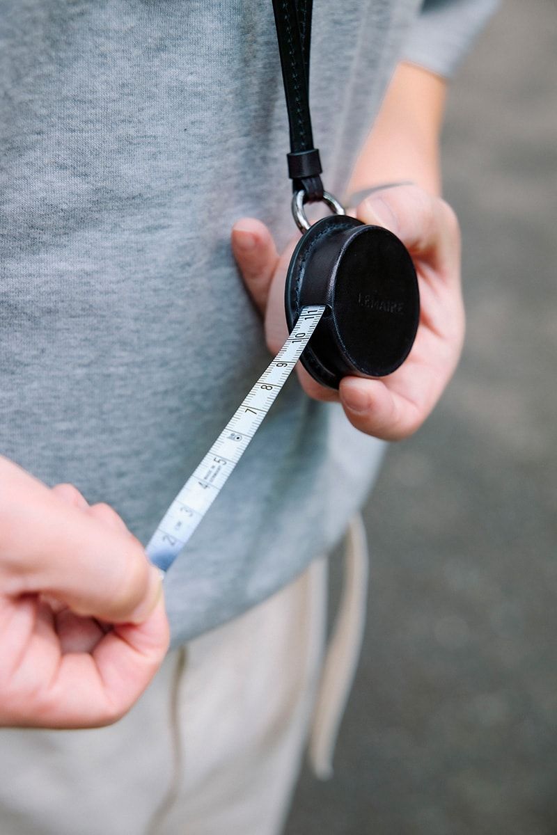 首元にかけた「ルメール」のアクセはなんとメジャー！ こういった遊びも装う楽しみを生んでいる。