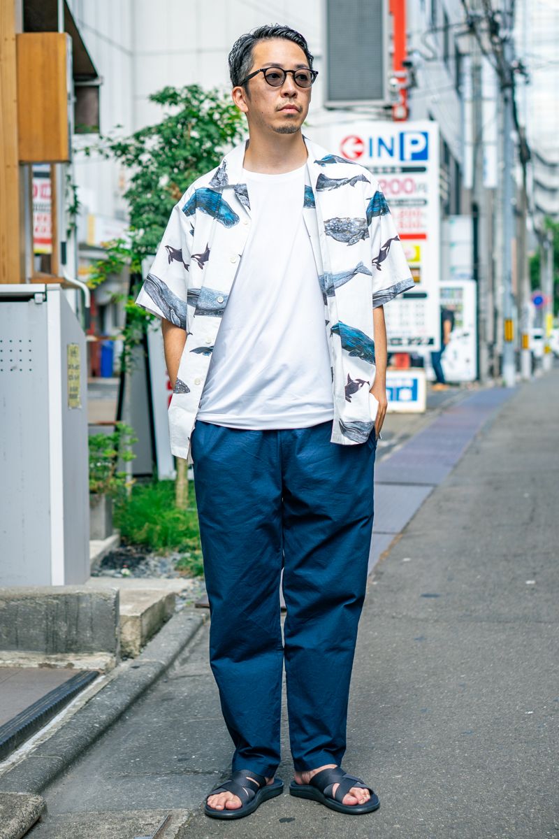 シャツ=ディセンダント Tシャツ、パンツ=ともに無印良品 シューズ=エヌハリウッドコンパイル×テバ 眼鏡=アイヴァン7285