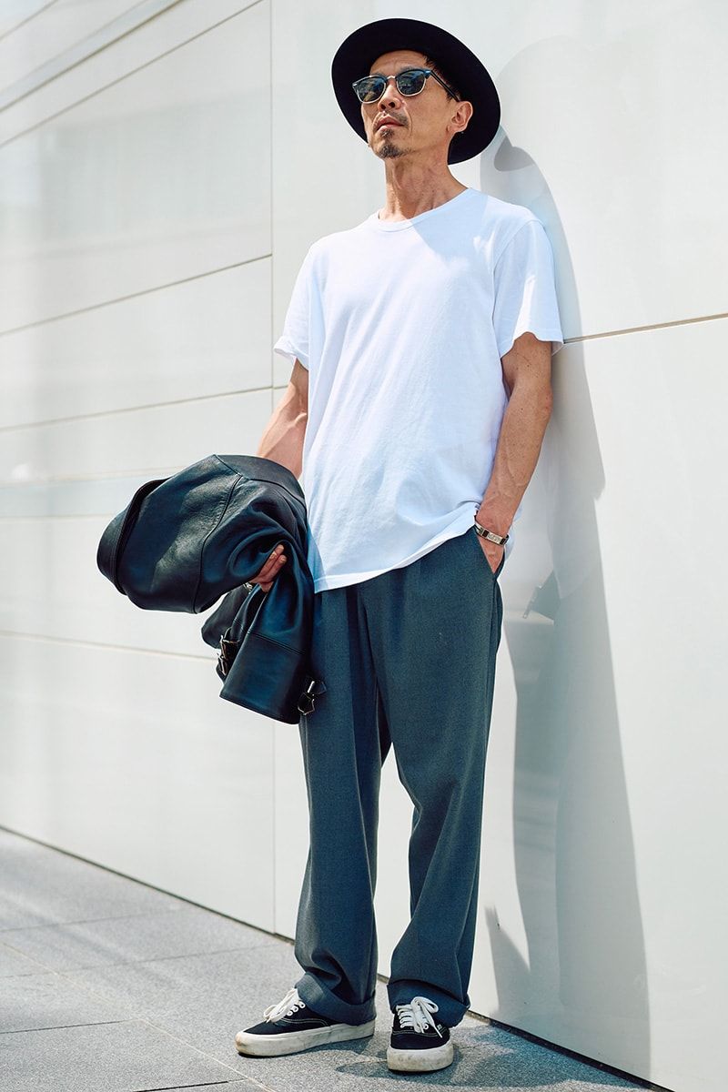 Tシャツ、パンツ、帽子=すべてユニクロ ライダーズジャケット=666 スニーカー=ヴァンズ サングラス=不明