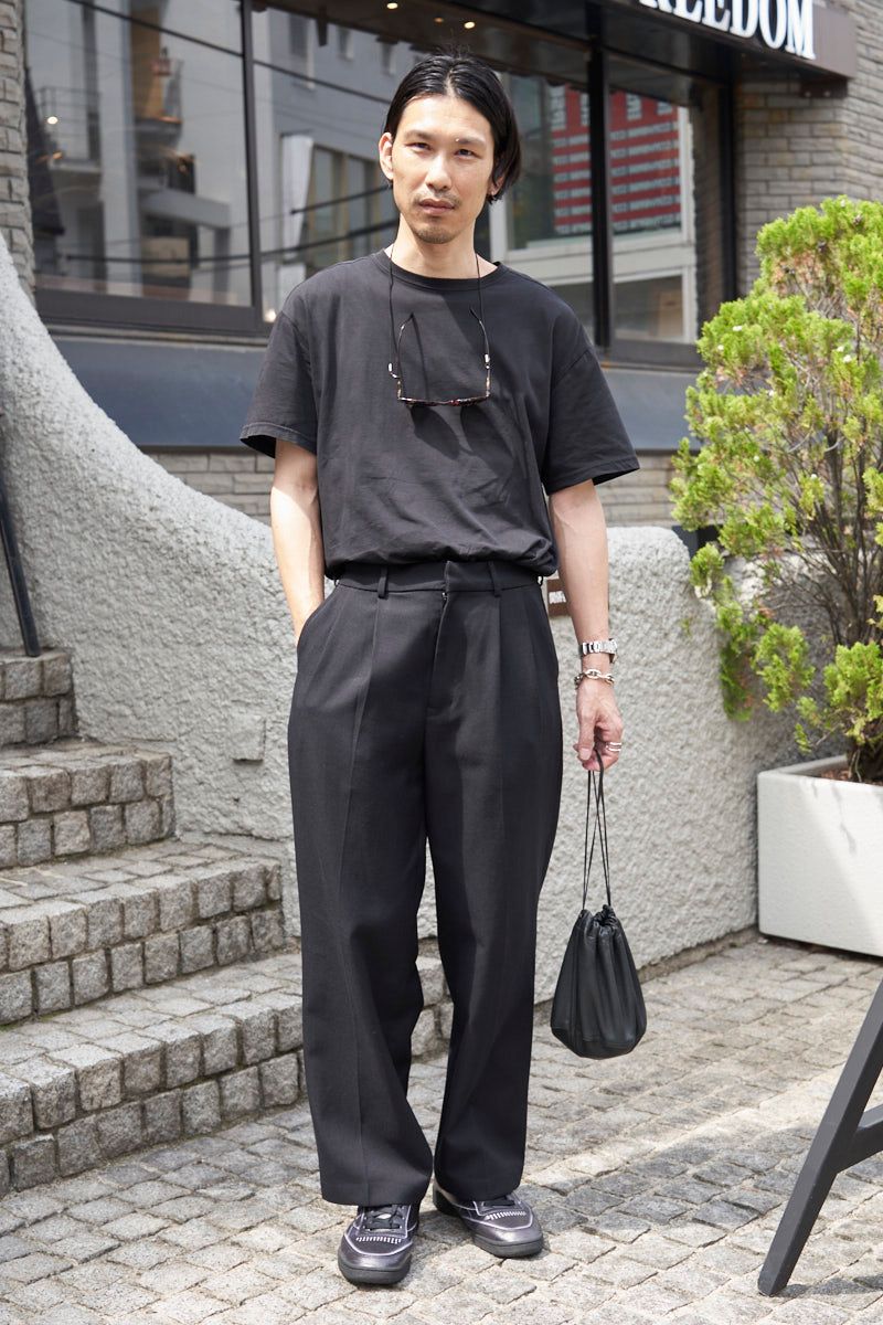 Tシャツ=エイチアンドエム パンツ=ジーユー シューズ=リーボック×メゾンマルジェラ 眼鏡=イジピジ バッグ=フィルザビル 腕時計=ロレックス ブレスレット=エルメス リング=クロムハーツ