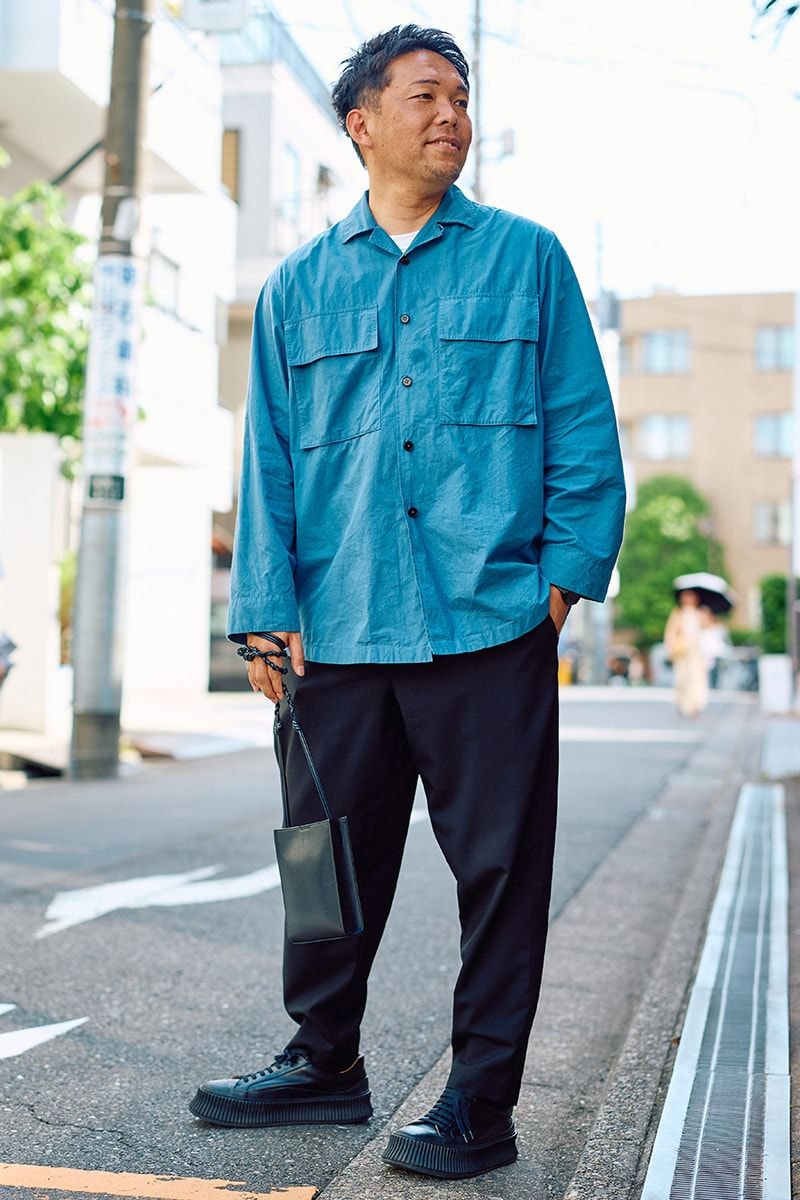 シャツ、スニーカー 、バッグ＝すべてジルサンダー　Tシャツ＝サカイ　パンツ＝マルニ　腕時計＝アップル