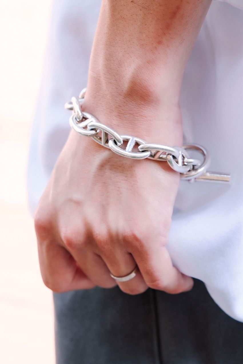 開襟、スタンドカラーetc. 無地でも1枚でサマになるシャツコーデ3選！ - 4枚目の画像