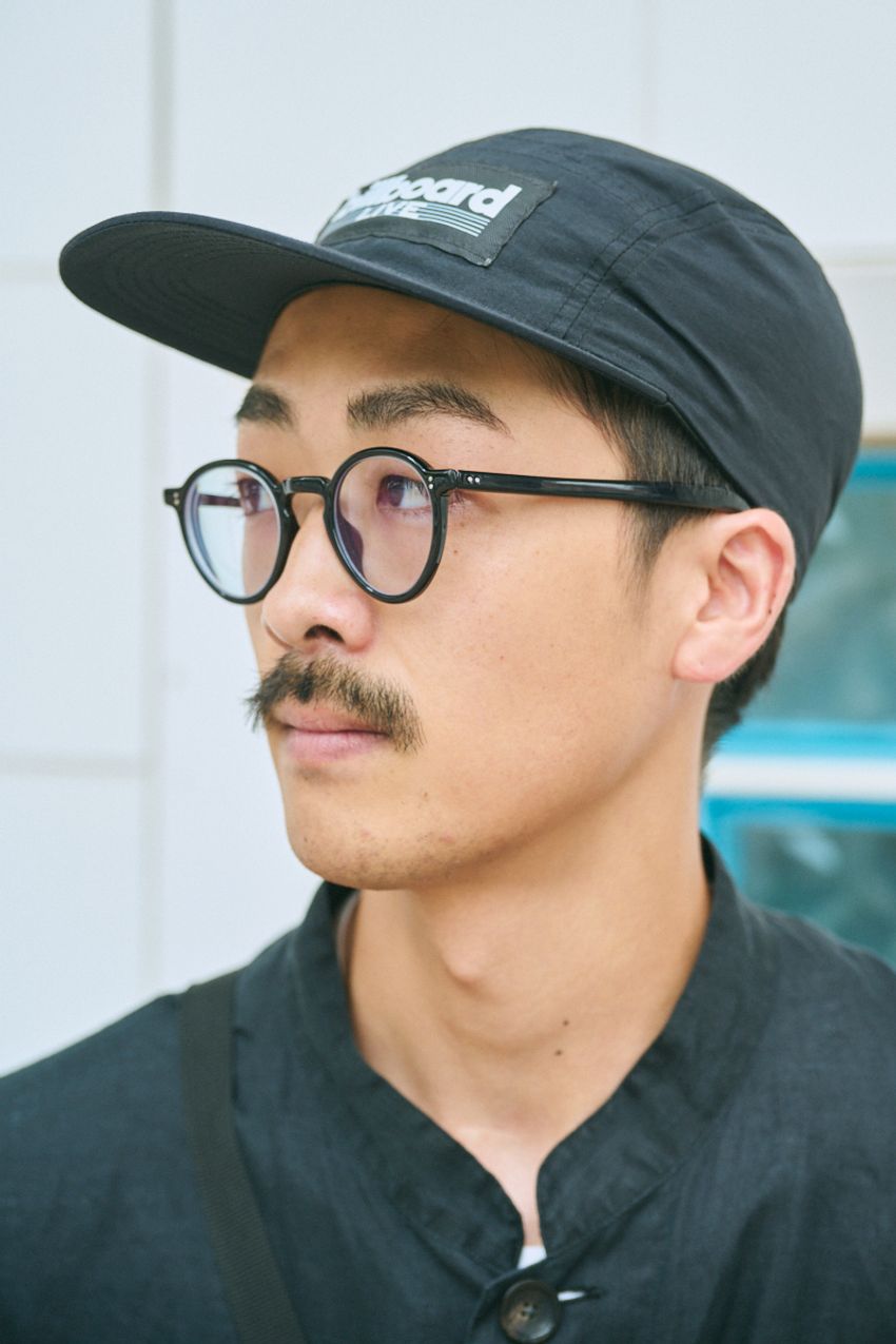 開襟、スタンドカラーetc. 無地でも1枚でサマになるシャツコーデ3選！ - 6枚目の画像