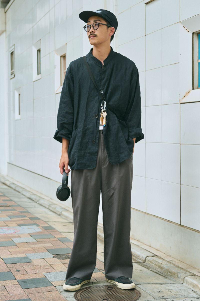 シャツ、パンツ＝ともにマーカウェア　Tシャツ＝マーカ　シューズ＝コンバース　帽子＝古着　眼鏡＝ギュパール　バッグ＝スタンレー