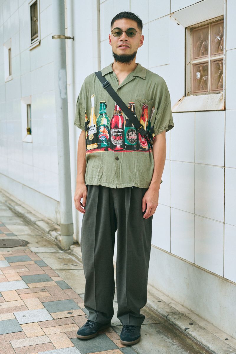 シャツ=古着 パンツ=シテン シューズ=アディダス 眼鏡=アイヴァン バッグ=コンバーストウキョウ