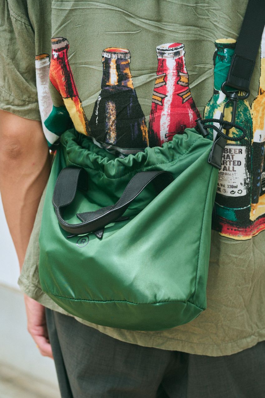 使い勝手と大人見えNo.1のグレーパンツ。どんなトップスとも相性がいい事例をスナップから - 6枚目の画像