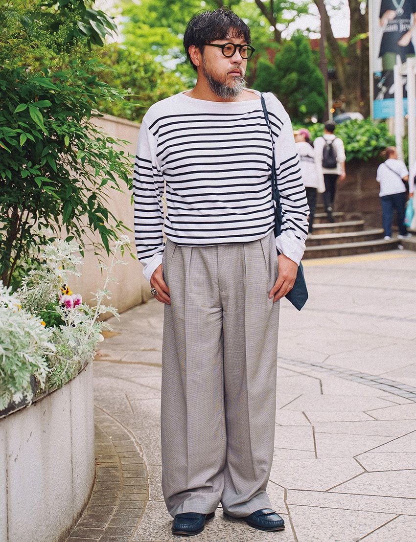 カットソー＝アルモリュクス　パンツ＝ナイスネス　靴＝セリーヌ　メガネ＝ジャック デュラン