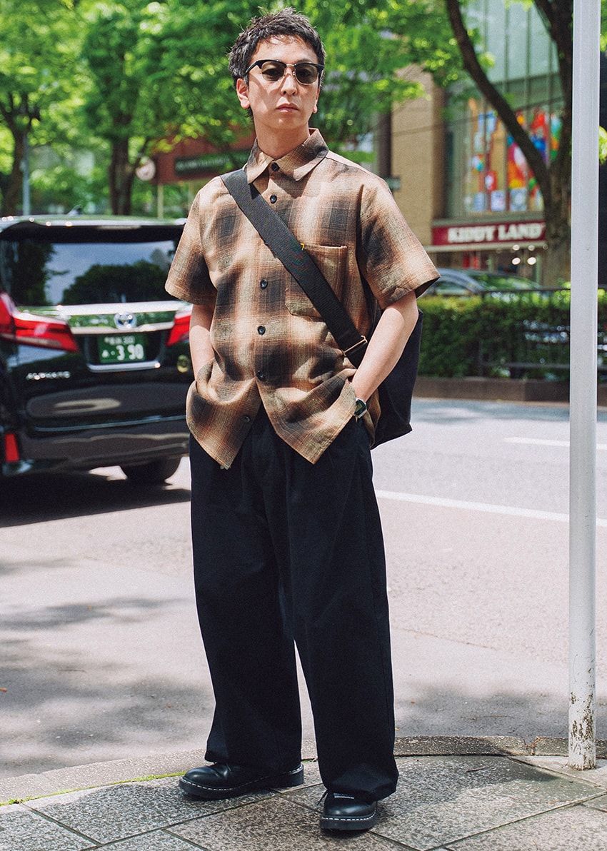 パンツ、シャツ、サングラス＝不明　靴＝ネイバーフッド × ドクターマーチン