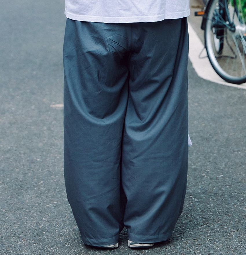 「パンツは極太派」な大人をスナップ！ 旬・涼・楽の三拍子揃った“スーパーワイド”スタイル - 11枚目の画像