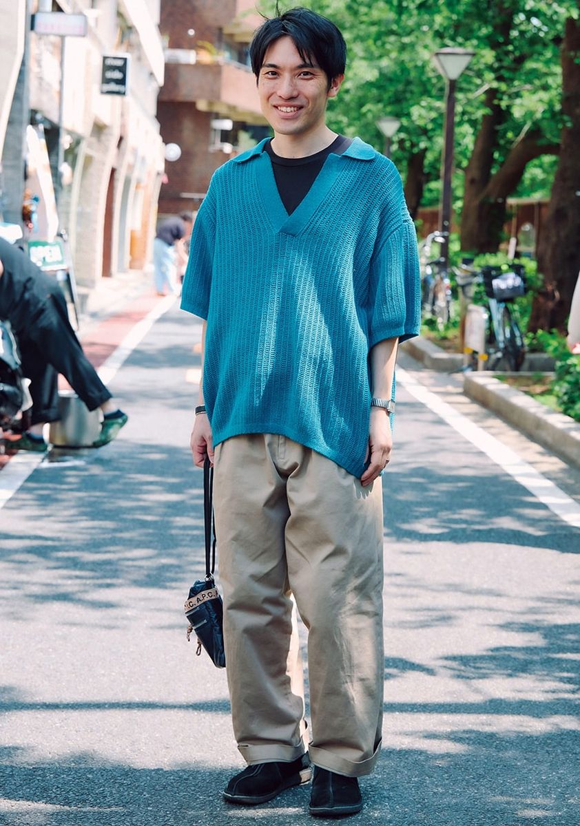 パンツ＝不明　シャツ＝オーラリー　靴＝クラークス オリジナルズ　バッグ＝A.P.C.