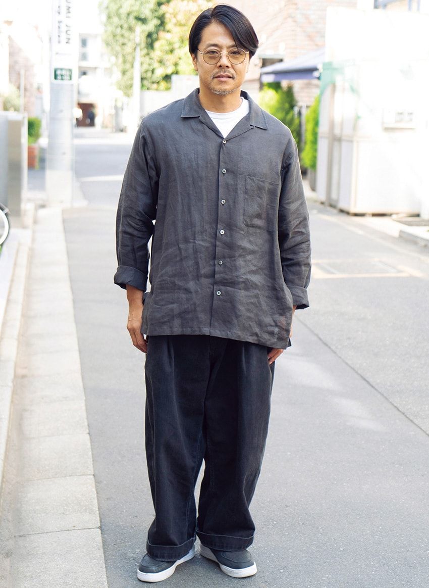 パンツ＝スタジオ ニコルソン　シャツ＝マーカウェア　スニーカー＝ナイキ