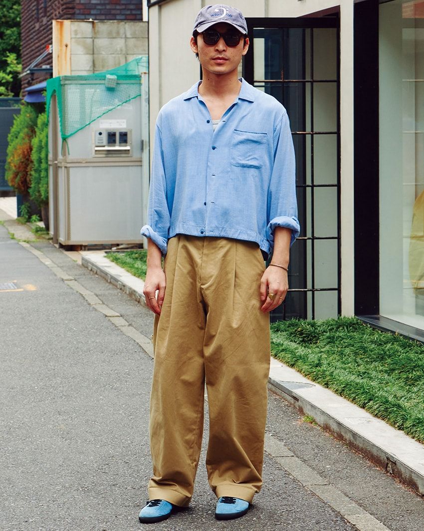 パンツ=スタジオ ニコルソン シャツ、キャップ=古着 スニーカー=パトリック