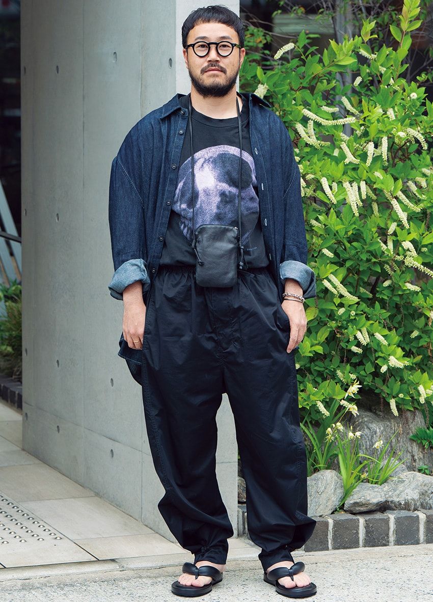 デニムシャツ＝ヘドメイナー　Tシャツ＝古着　パンツ＝ルメール　サンダル＝ジル サンダー＋