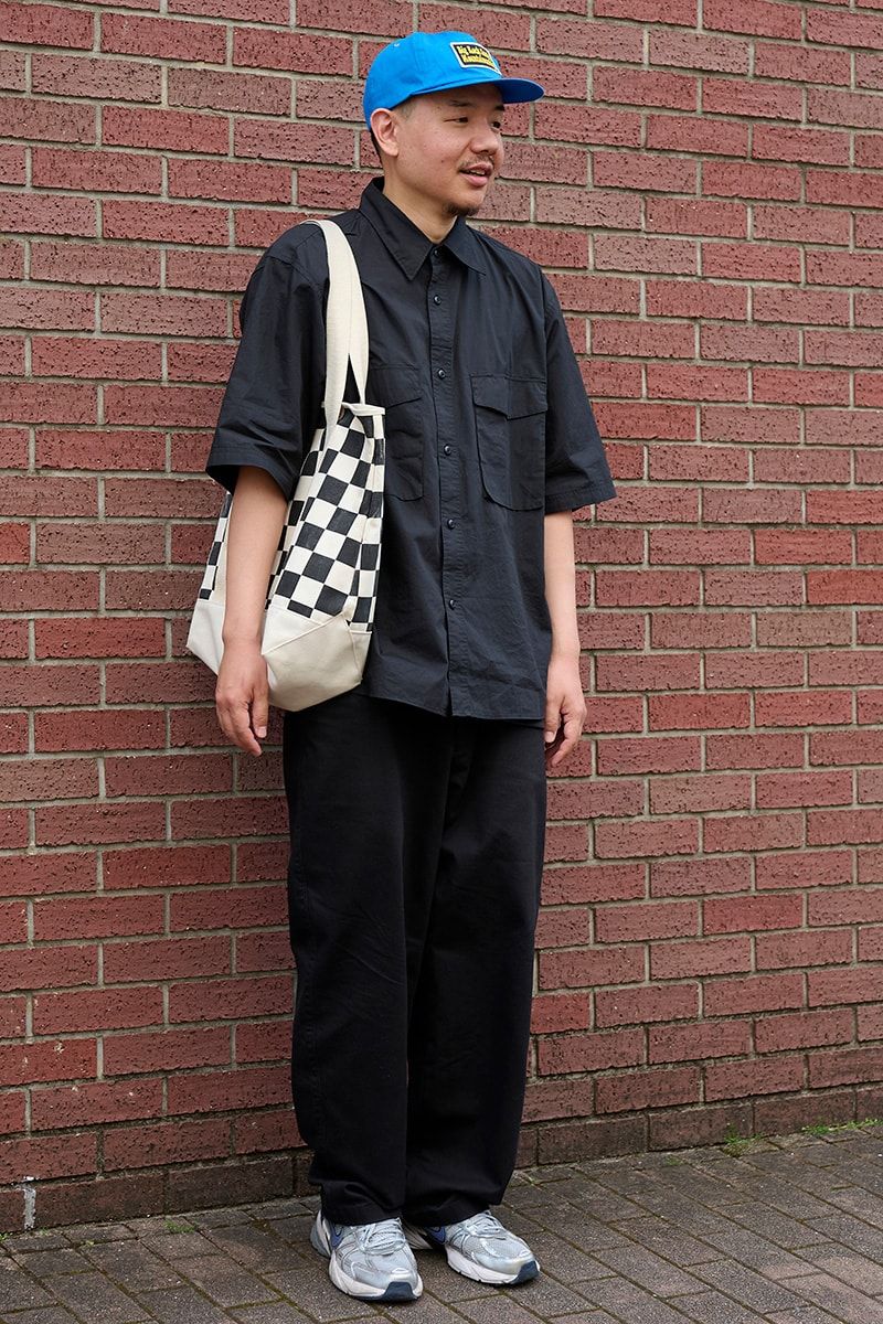 シャツ、パンツ＝ともにユニクロ