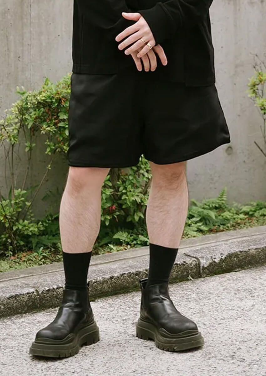 今年こそ「大人ショーツ」に挑戦したい！という人へ。まずは“オールブラック”でまとめるべき理由 - 1枚目の画像
