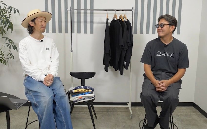 ［左］原 亮太●OCEANS統括編集長。’79年生まれ。落語好きな愛知県出身者。現在は息子とともにバスケに夢中！［右］菊池陽之介●’79年生まれ。スタイリスト熊谷隆志氏に師事し、2004年に独立。息子とキャンプへ行くことが今の生き甲斐。今回のふたりの着用物：原＝Tシャツ／ヒューマンメイド、デニム／古着、靴／ニューバランス　菊池さん＝トップス／OAMC、パンツ／エイチ、靴／クラークス（すべて私物）