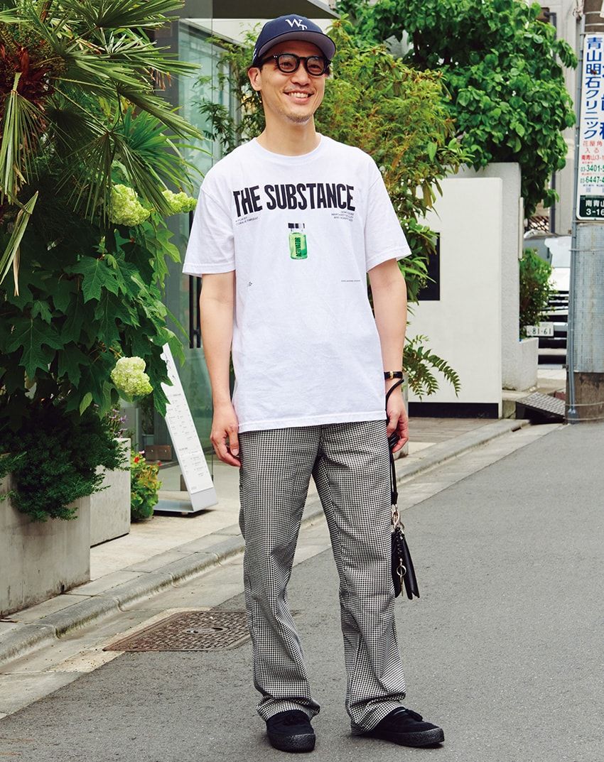 パンツ＝シュプリーム　Tシャツ＝ギークス ルール　スニーカー＝ヴァンズ