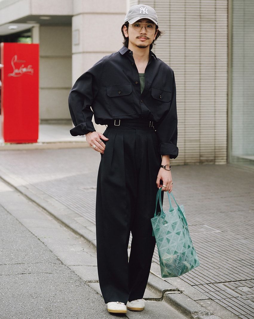 キャップ＝ニューエラ　シャツ、パンツ＝ザ・リラクス　スニーカー＝アディダス オリジナルス