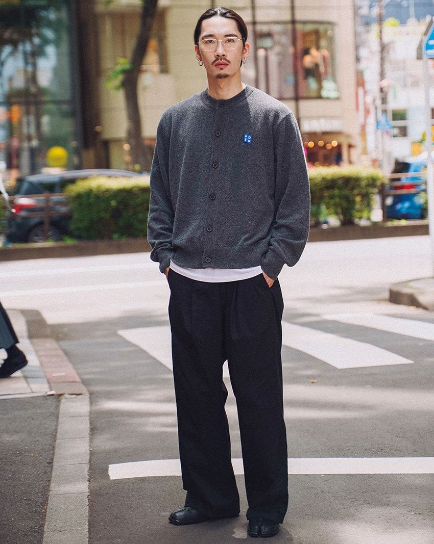 メガネ＝ブルーエレファント　カーディガン＝アーダーエラー　パンツ＝グラフペーパー