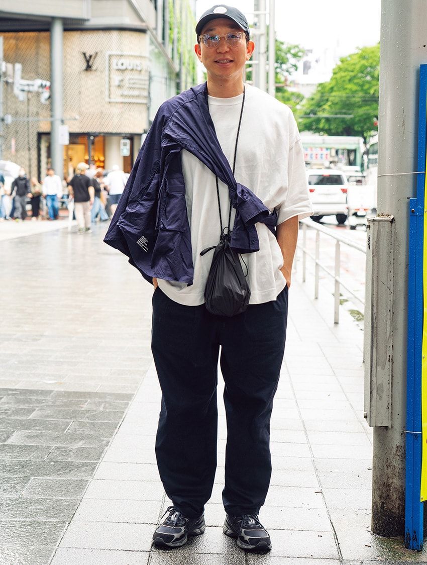 脱いだシャツは「さらっと肩掛け＆腰巻き」。無造作感で一気にニュアンスアップ！ - 7枚目の画像