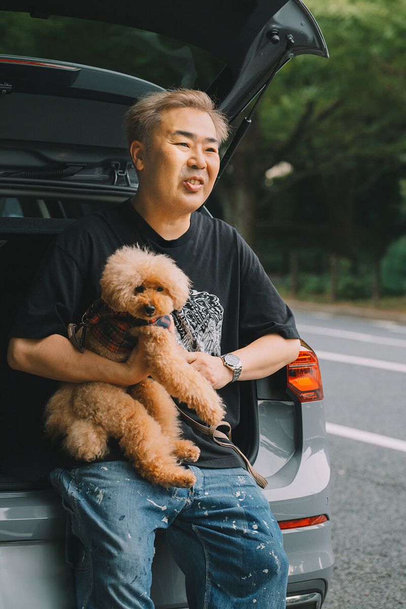 岩尾さんがどんなクルマに乗り換えても動じないという、愛犬つくし君。定位置はもっぱら助手席だとか。「いつか、つくし以外の誰かが助手席に乗るようになるんですかね」とボソリ。