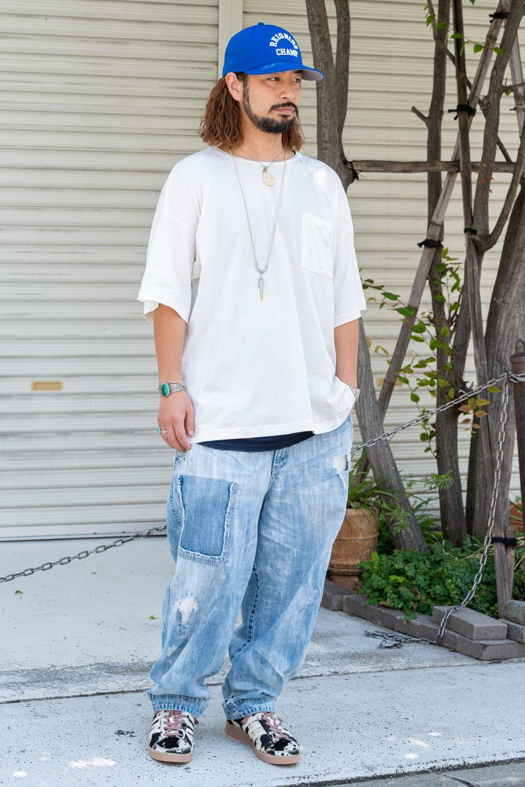Tシャツ、デニム=ともにポータークラシック カットソー=レイニングチャンプ シューズ=アディダスオリジナルス 帽子=ニューエラ×レイニングチャンプ 腕時計=ロレックス ブレスレット=ヴィンテージ ブレスレット2=コーナーズ