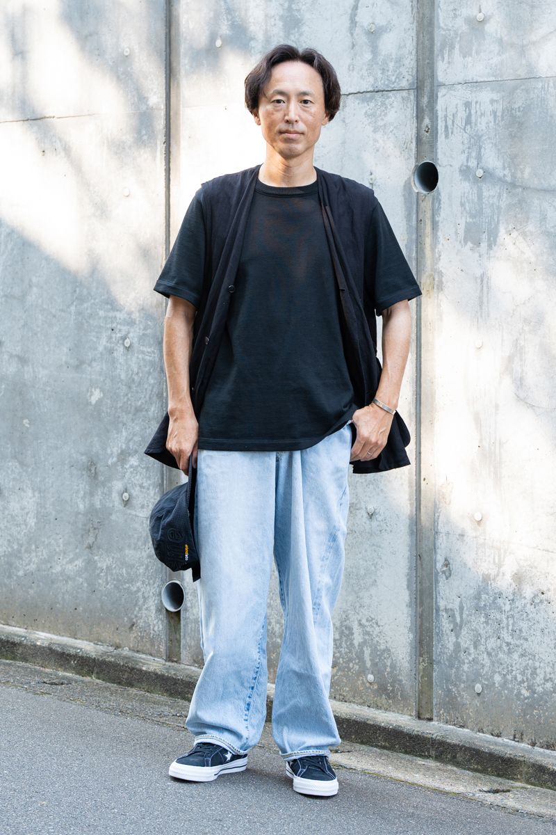ベスト、デニム=ともにコモリ Tシャツ=フジトスケートボーディング シューズ=コンズ バングル=フジト