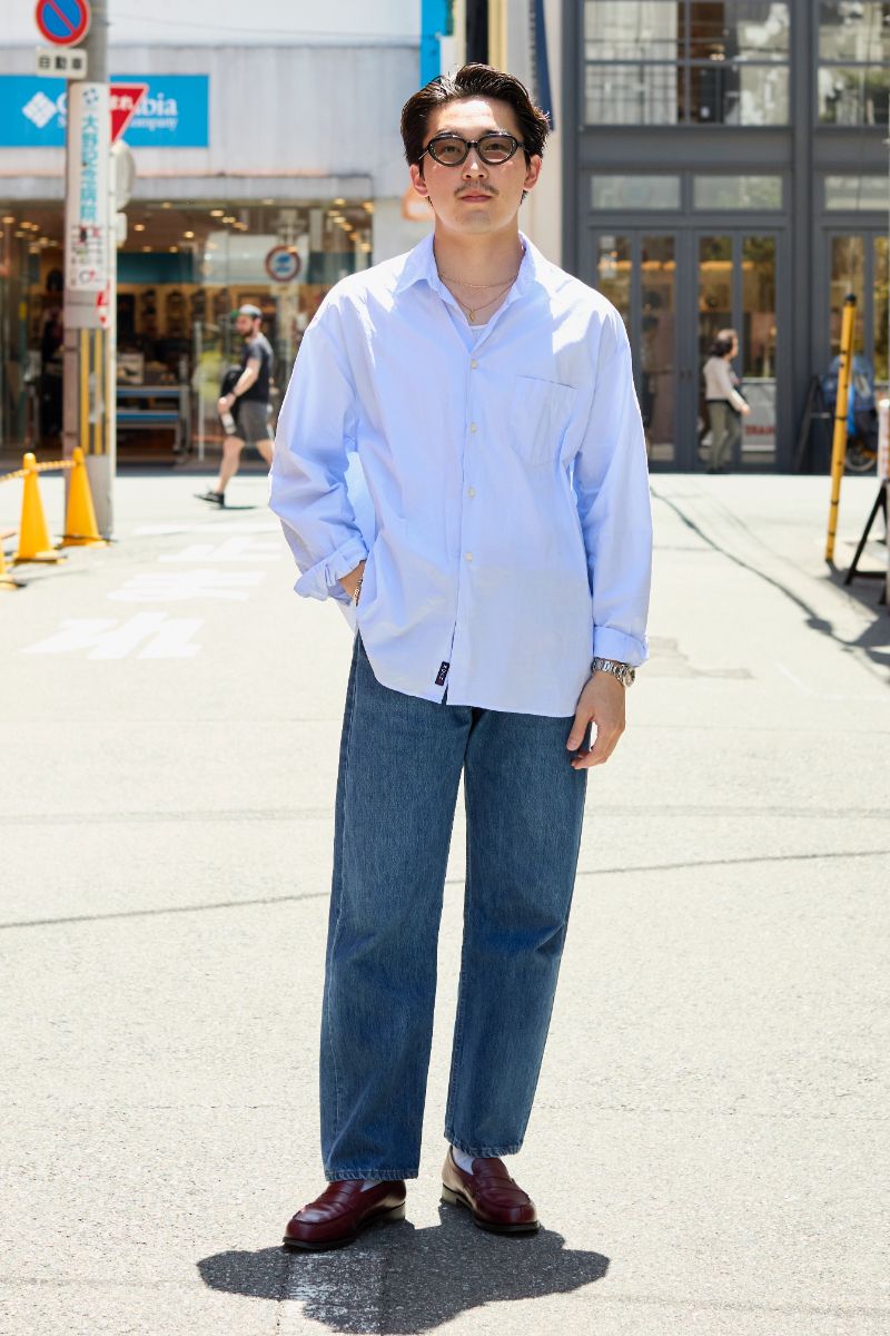 シャツ＝ノア　Tシャツ＝ヘインズ　デニム＝リーバイス　シューズ＝ジェイエムウエストン　眼鏡＝ヴィンテージ　腕時計＝ロレックス　ネックレス、リング＝ともにカルティエ　ブレスレット＝バニー