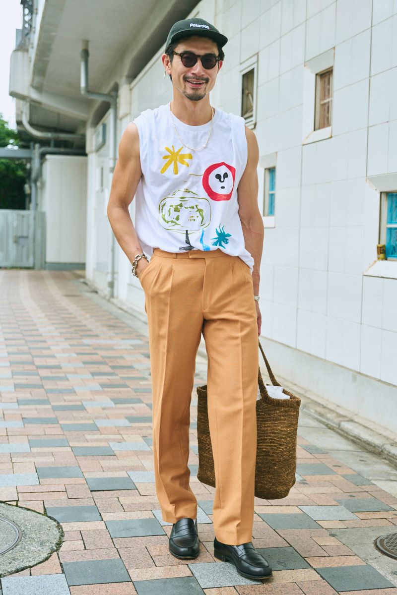 Tシャツ＝不明　パンツ＝古着　シューズ＝ジェイエムウエストン　帽子＝パターソン　眼鏡＝キュービッツ　バッグ＝ラフィナータ　バングル、リング＝ともにヴィンテージ