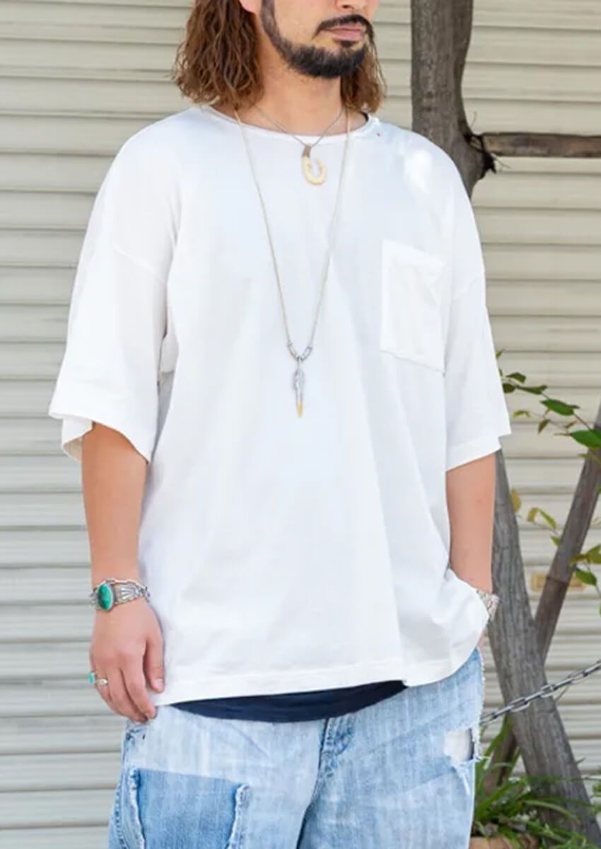 シルエットが気になった“無地T”、どのブランドか聞いてみた！選びにこだわりを持つ3名をスナップで - 1枚目の画像