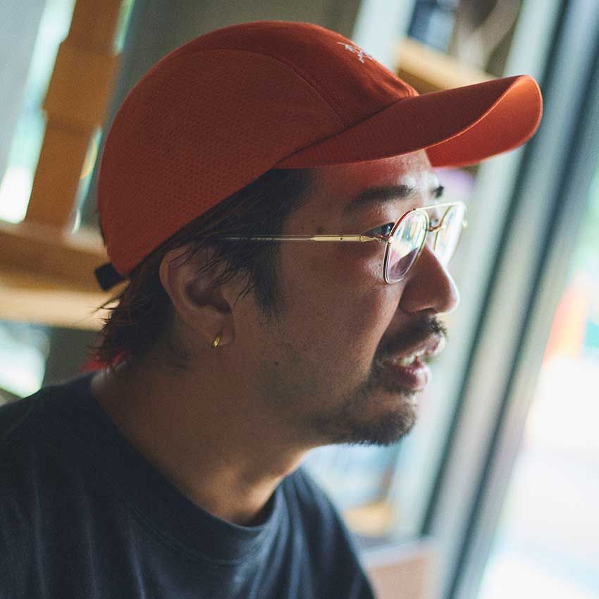 島田 新（しまだ・あらた）●原宿の人気サロンで経験を積んだのち、学芸大学の美容室、シーカにオープニングからスタイリストとして参画。かねてより定評のあったセンスと技術を遺憾なく発揮し、今や同店の屋台骨を支える。古着への愛情は今も変わらず、現在は愛息のヤンチャっぷりに対応するため選びの基準は動きやすさに重点を置く。