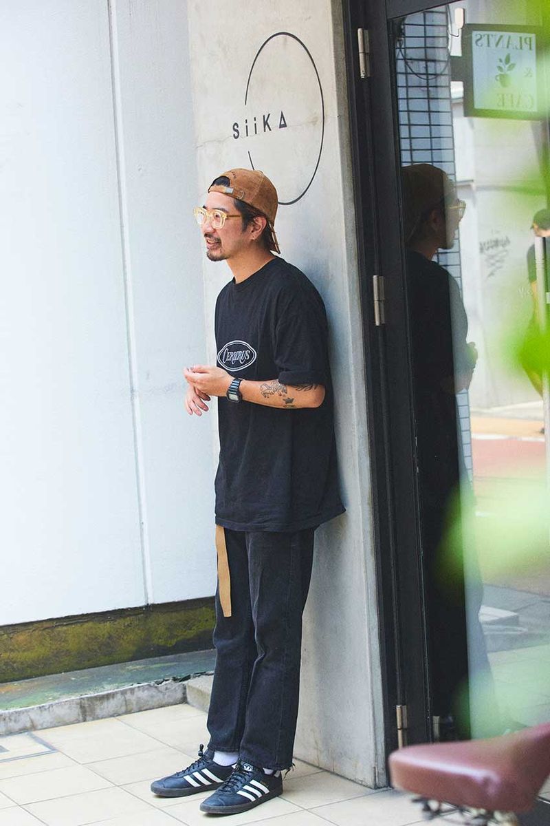 ボトムス＝リーバイス　Tシャツ＝ナード　シューズ＝アディダス　キャップ、ベルト＝共にユーズド　時計＝カシオ