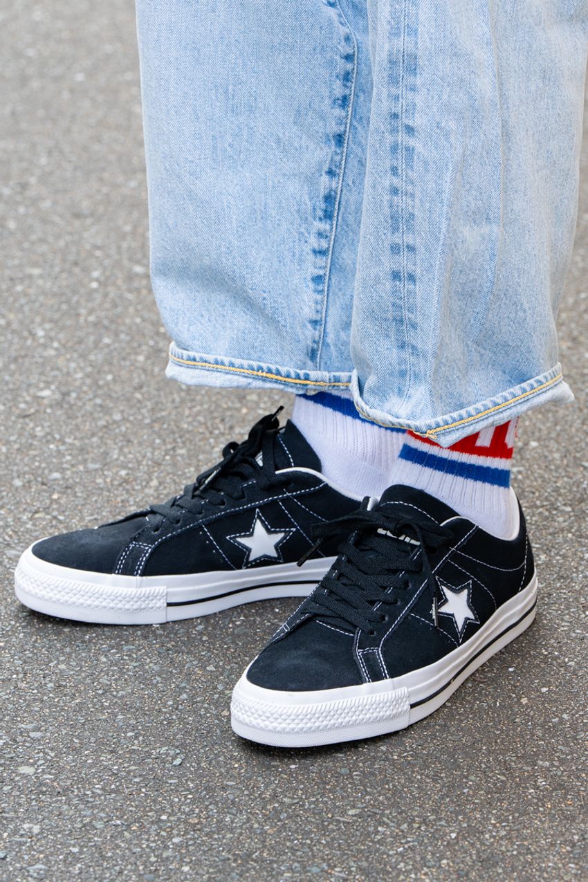 鉄板コンビ「デニム×ローテクスニーカー」！王道の合わせで洒落てみせた街角の3人 - 6枚目の画像