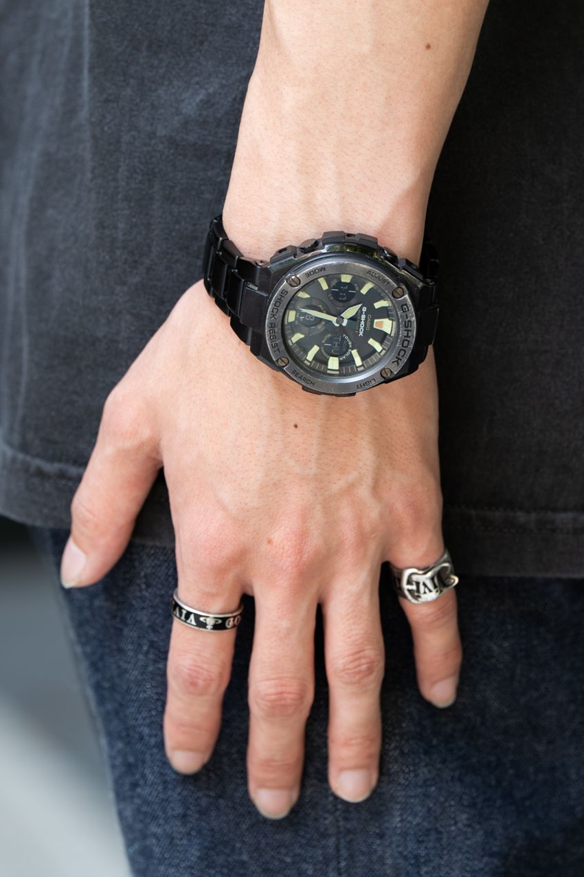 鉄板コンビ「デニム×ローテクスニーカー」！王道の合わせで洒落てみせた街角の3人 - 4枚目の画像