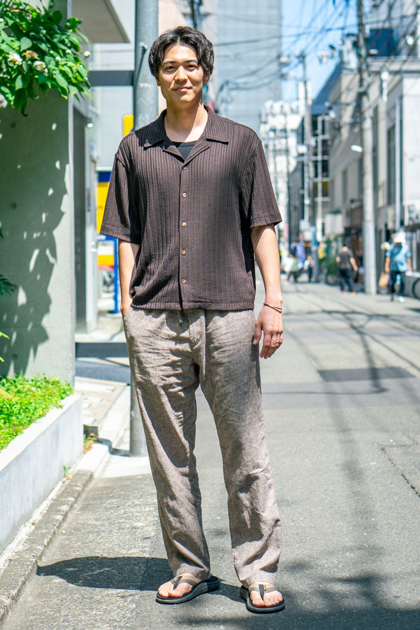 上品な「スラックス」にラフな「サンダル」。足元で“意外性“を取り入れた洒落者たち - 5枚目の画像