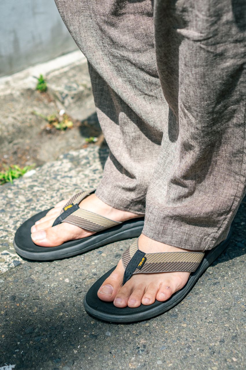 上品な「スラックス」にラフな「サンダル」。足元で“意外性“を取り入れた洒落者たち - 6枚目の画像