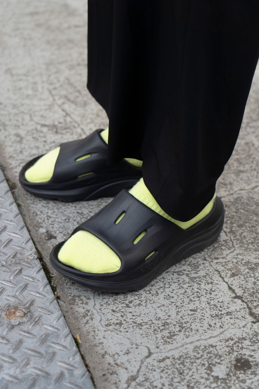 上品な「スラックス」にラフな「サンダル」。足元で“意外性“を取り入れた洒落者たち - 3枚目の画像