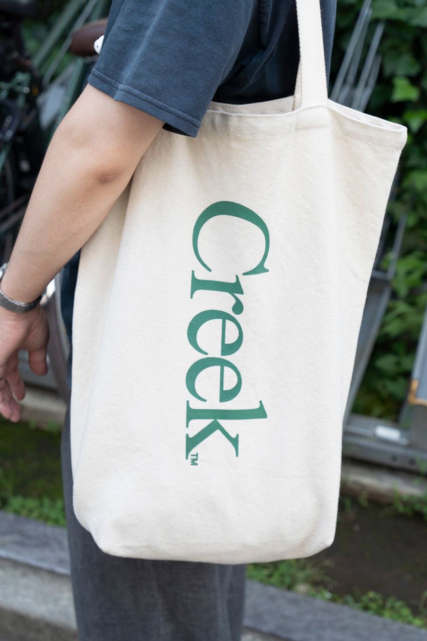 上品な「スラックス」にラフな「サンダル」。足元で“意外性“を取り入れた洒落者たち - 9枚目の画像