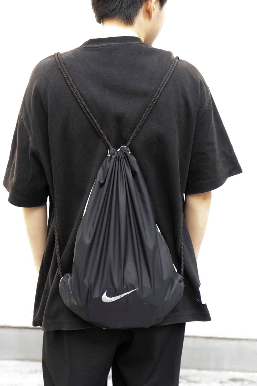 上品な「スラックス」にラフな「サンダル」。足元で“意外性“を取り入れた洒落者たち - 4枚目の画像