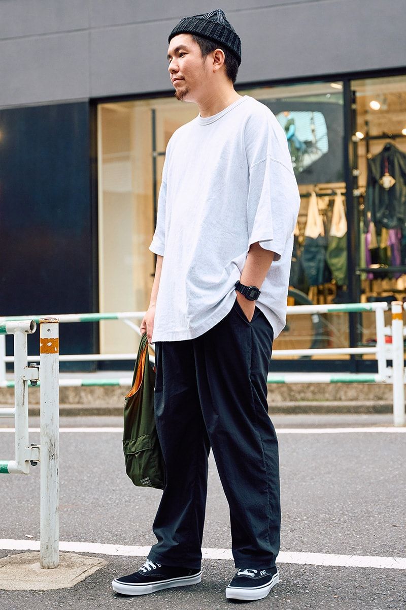 Tシャツ＝ビューティ&ユース　パンツ＝テアトラ　スニーカー＝ヴァンズ　帽子＝ビームス プラス　眼鏡＝イエローズプラス　腕時計＝Gショック　バッグ＝ポーター