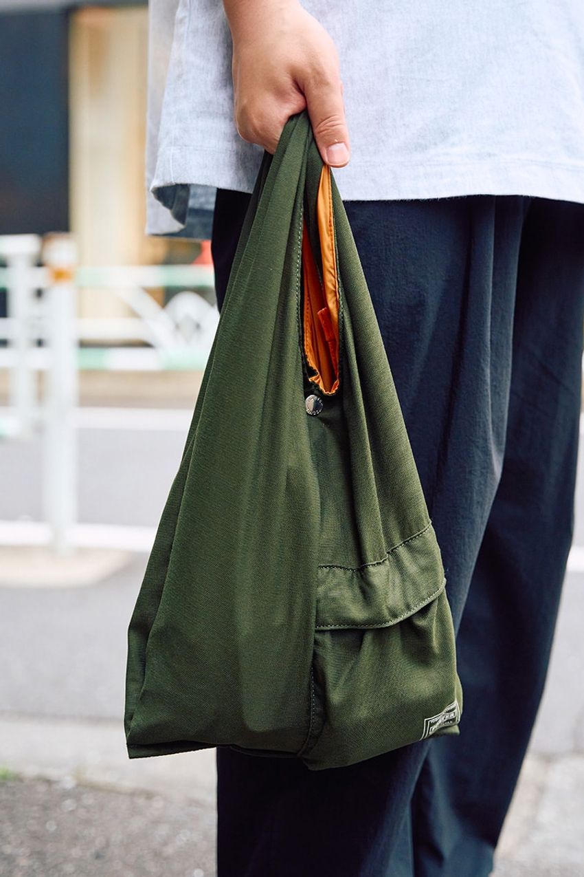 いつものブラックコーデに“モードな空気感”を加えた3人の大人たち。「シンプルに、ゆったり」がカギ - 9枚目の画像