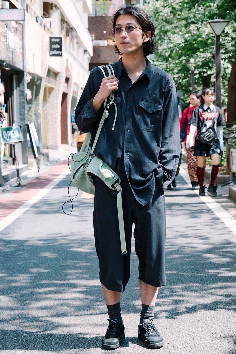 シャツ＝マーティーアンドサンズ　Tシャツ、ショーツ＝ともにエーディーエーエヌ　スニーカー＝リーボック×ワンエルディーケー　サングラス＝アーレム　バッグ＝クレッタルムーセン